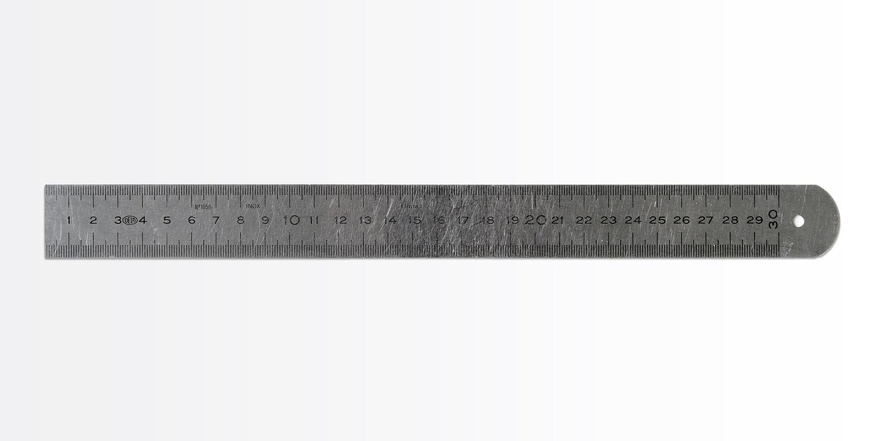 Számok és osztásjelek egy fémvonalzón